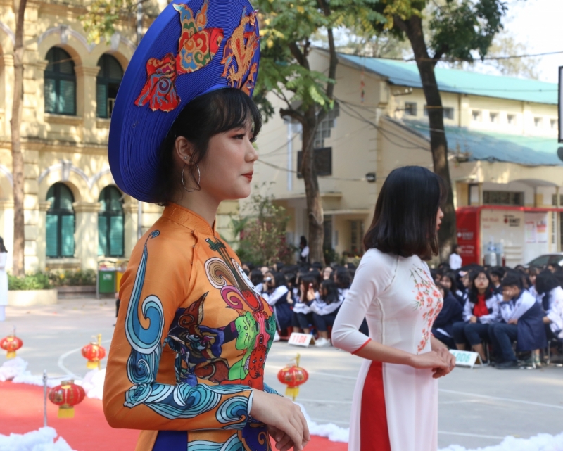 “Ngôi sao Việt Đức” tỏa sắc với trang phục áo dài