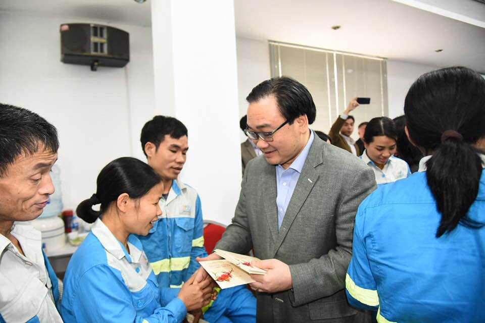 Bí thư Thành ủy Hà Nội Hoàng Trung Hải thăm, tặng quà Tết cho cán bộ, công nhân Công ty TNHH MTV Môi trường đô thị Hà Nội.