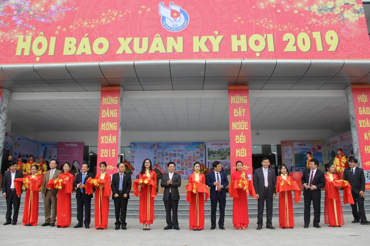 Các đại biểu cắt băng khai mạc Hội báo Xuân Kỷ Hợi 2019