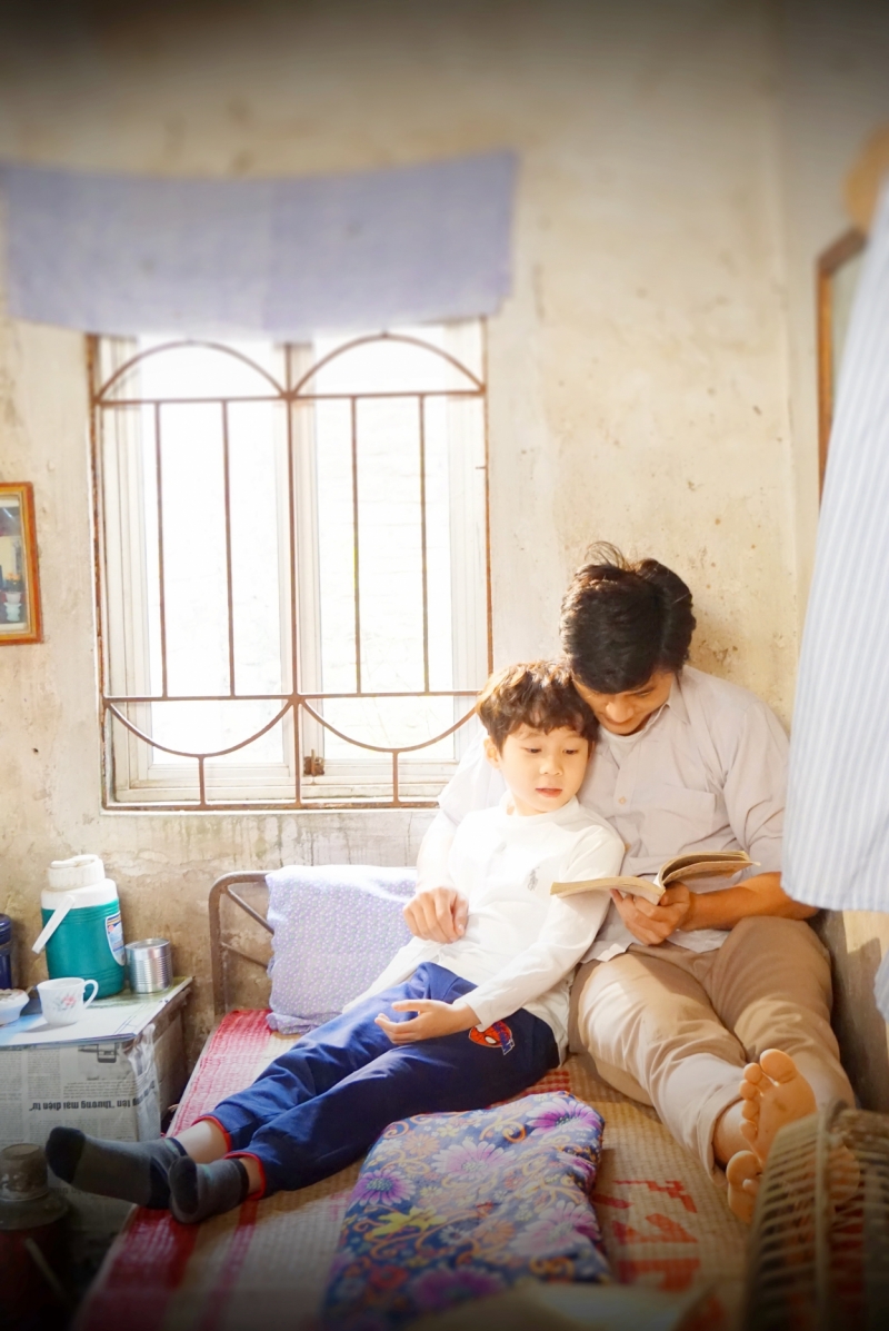 Diễn viên trẻ Nguyễn Trọng và bé Bo (Thiện Hùng) trong một cảnh quay về hồi ức về tháng ngày bình yên bên cha của An – cậu con trai 15 tuổi