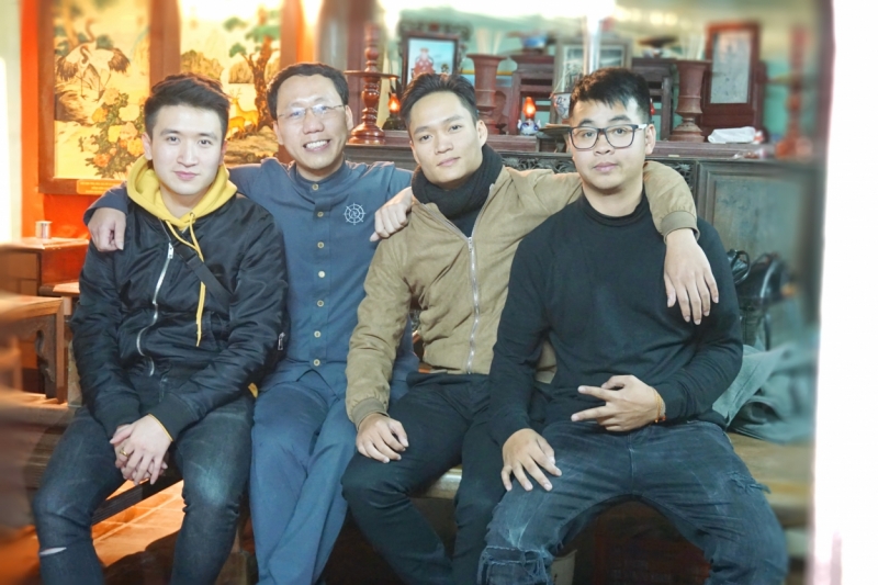 Lương Đình Khoa (thứ hai từ trái sang) cùng những người bạn trong ekip làm phim của mình