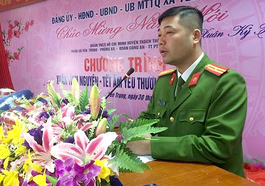 Thiếu tá Đỗ Văn Mạnh, Phó trưởng Công an huyện Thạch Thất phát biểu động viên các em học sinh vượt qua khó khăn, chăm ngoan học giỏi