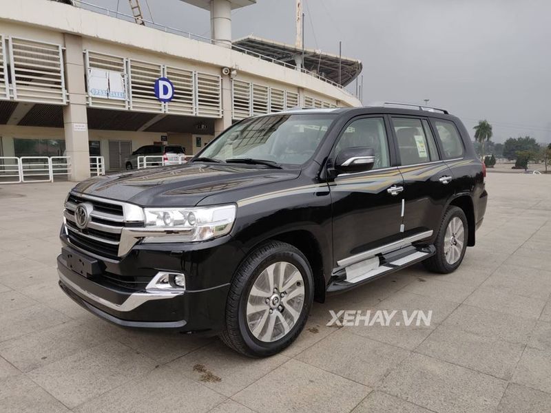 Toyota Land Cruiser VXS 2019 được rao bán với giá 300.000 USD tại Việt Nam