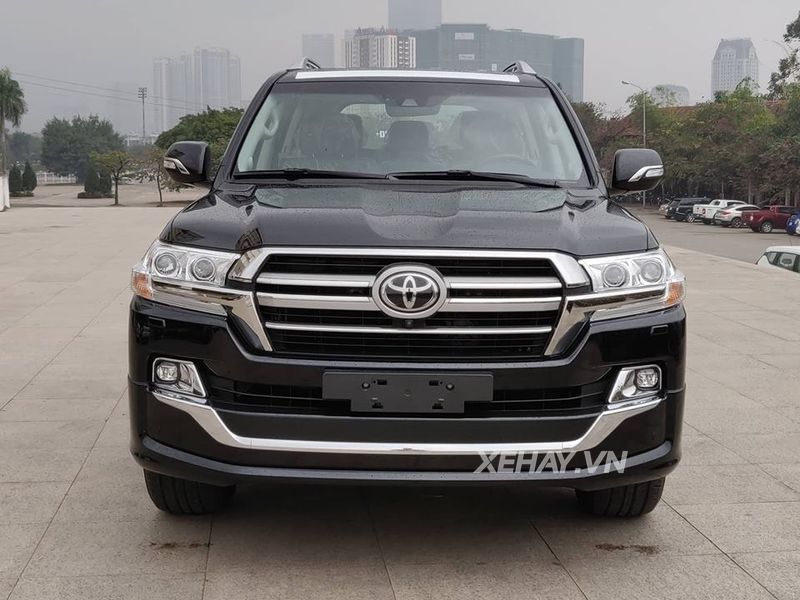 Toyota Land Cruiser VXS 2019 được rao bán với giá 300.000 USD tại Việt Nam