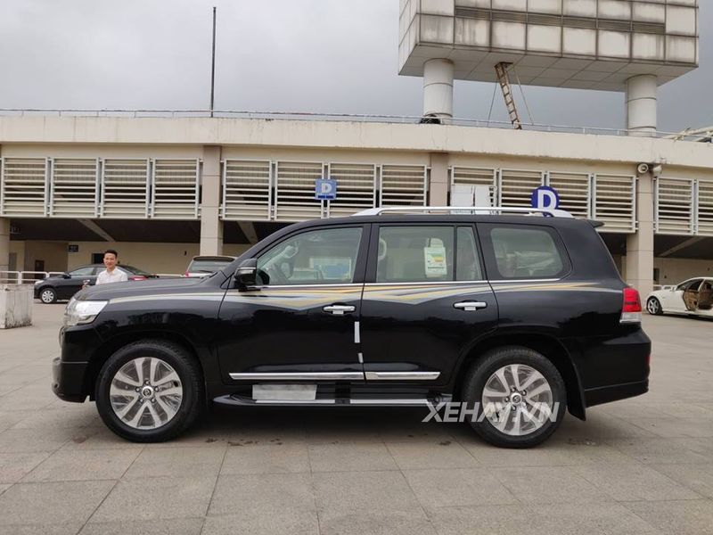 Toyota Land Cruiser VXS 2019 được rao bán với giá 300.000 USD tại Việt Nam