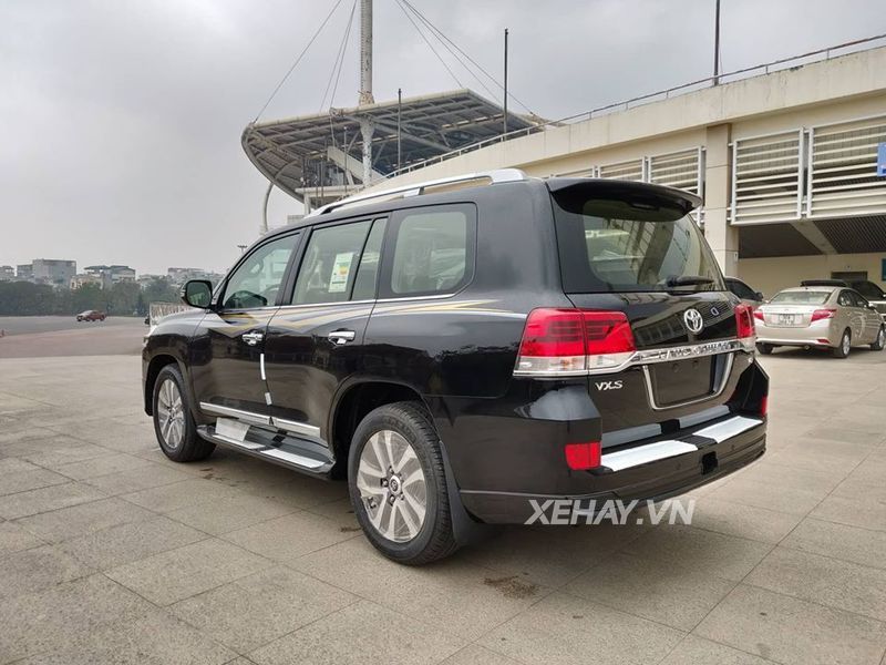 Toyota Land Cruiser VXS 2019 được rao bán với giá 300.000 USD tại Việt Nam