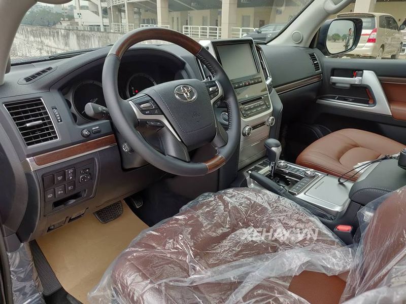 Toyota Land Cruiser VXS 2019 được rao bán với giá 300.000 USD tại Việt Nam