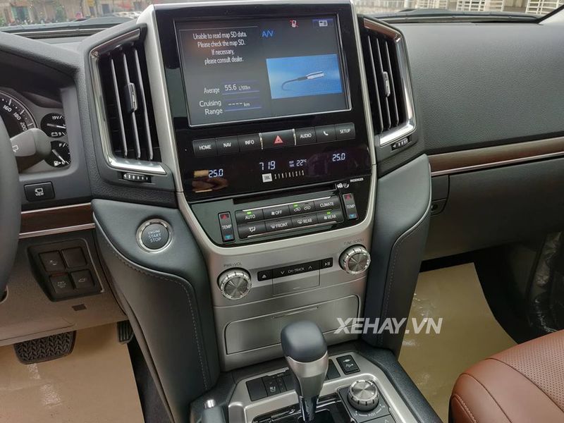 Toyota Land Cruiser VXS 2019 được rao bán với giá 300.000 USD tại Việt Nam