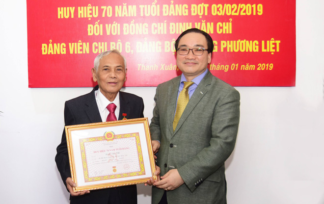 Bí thư Thành ủy Hà Nội Hoàng Trung Hải trao Huy hiệu Đảng cho đảng viên lão thành