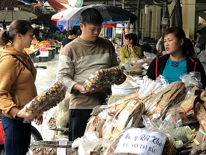 Thời điểm này, các tiểu thương buôn bán các mặt hàng khô như măng, miến, mộc nhĩ, nấm hương... đang tất bật chuẩn bị nguồn hàng dự trữ để đảm bảo cung cấp đủ nhu cầu của người dân