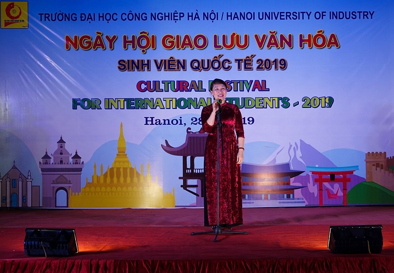 TS. Bùi Thị Ngân - Phó Hiệu trưởng trường Đại học Công nghiệp Hà Nội phát biểu khai mạc ngày hội.