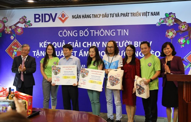 Lãnh đạo BIDV trao thưởng cho các vận động viên đạt thành tích cao tại giải chạy “Tết ấm cho người nghèo