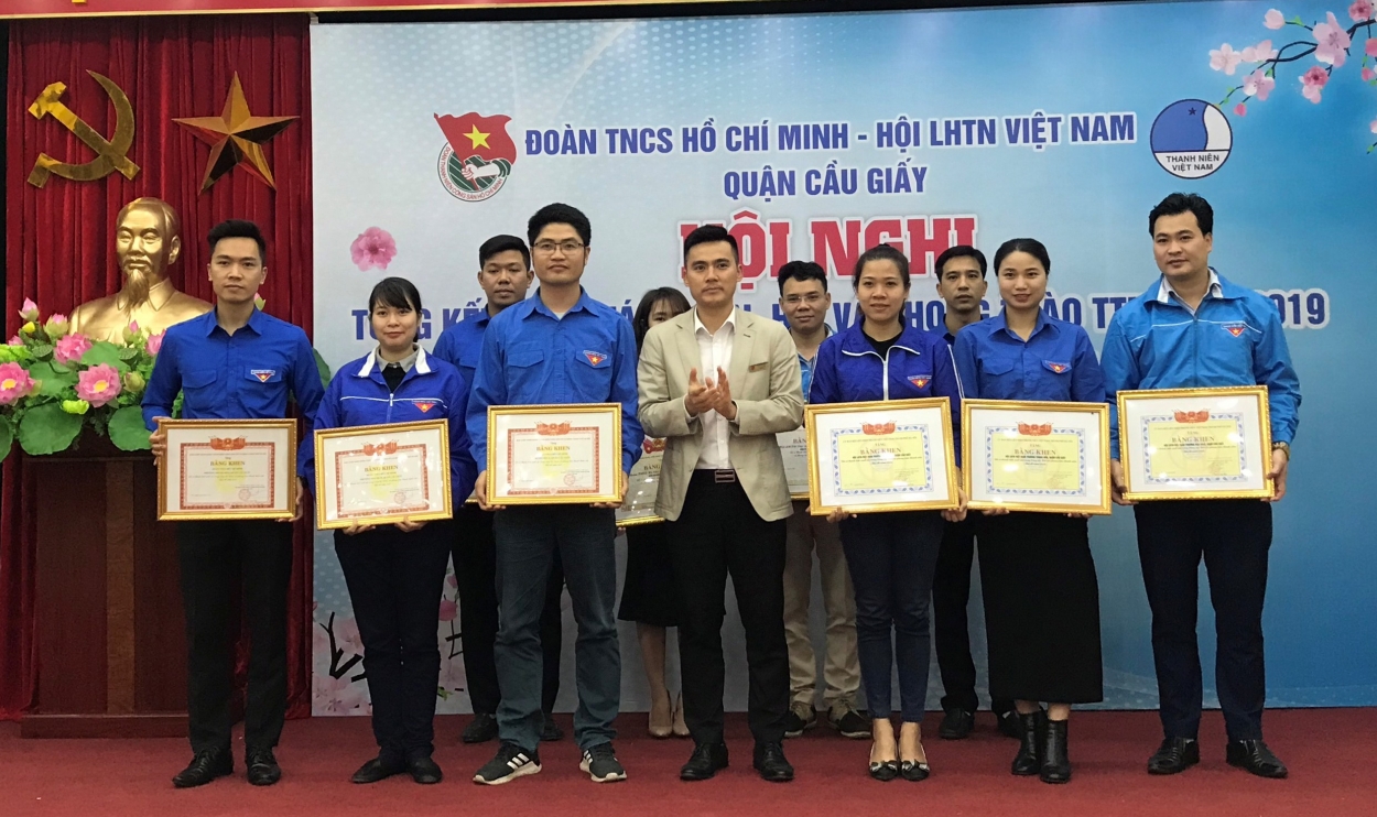 Các tập thể, cá nhân có thành tích xuất sắc trong công tác Đoàn và phong trào thanh thiếu nhi được khen thưởng tại Hội nghị