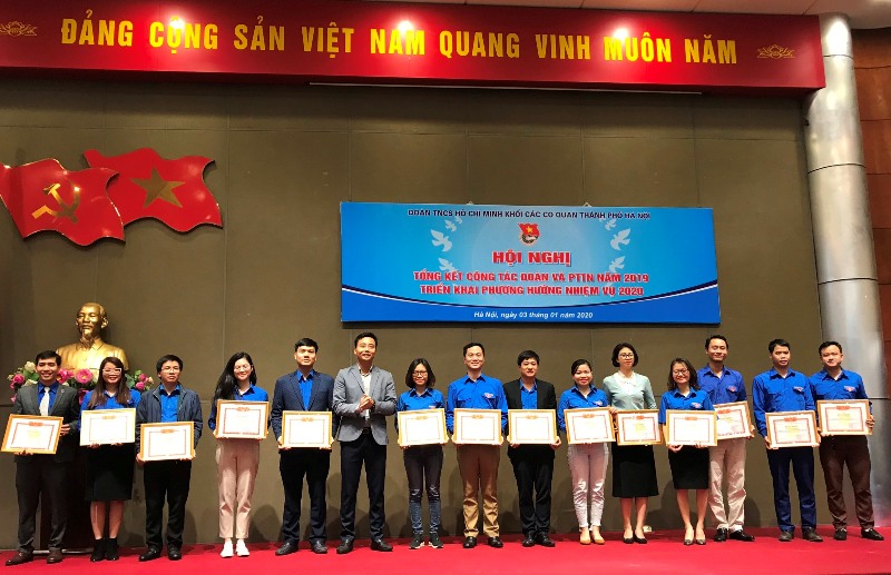 Đồng chí Nguyễn Đức Tiến, Phó bí thư Thành đoàn, Chủ tịch Hội LHTN Việt Nam thành phố Hà Nội trao bằng khen của Thành đoàn Hà Nội tới các đơn vị có thành tích xuất sắc năm 2019