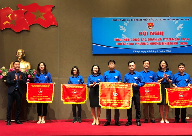 Đồng chí Nguyễn Thị Lan Anh, Bí thư Đoàn Khối Các cơ quan thành phố Hà Nội trao cờ thi đua tới đơn vị xuất sắc dẫn đầu trong khối năm 2019