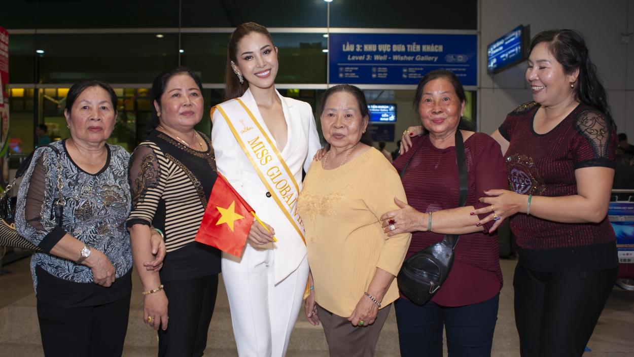 Gia đình từ Bến Tre tiễn Mỹ Duyên lên đường sang Mexico thi Miss Global