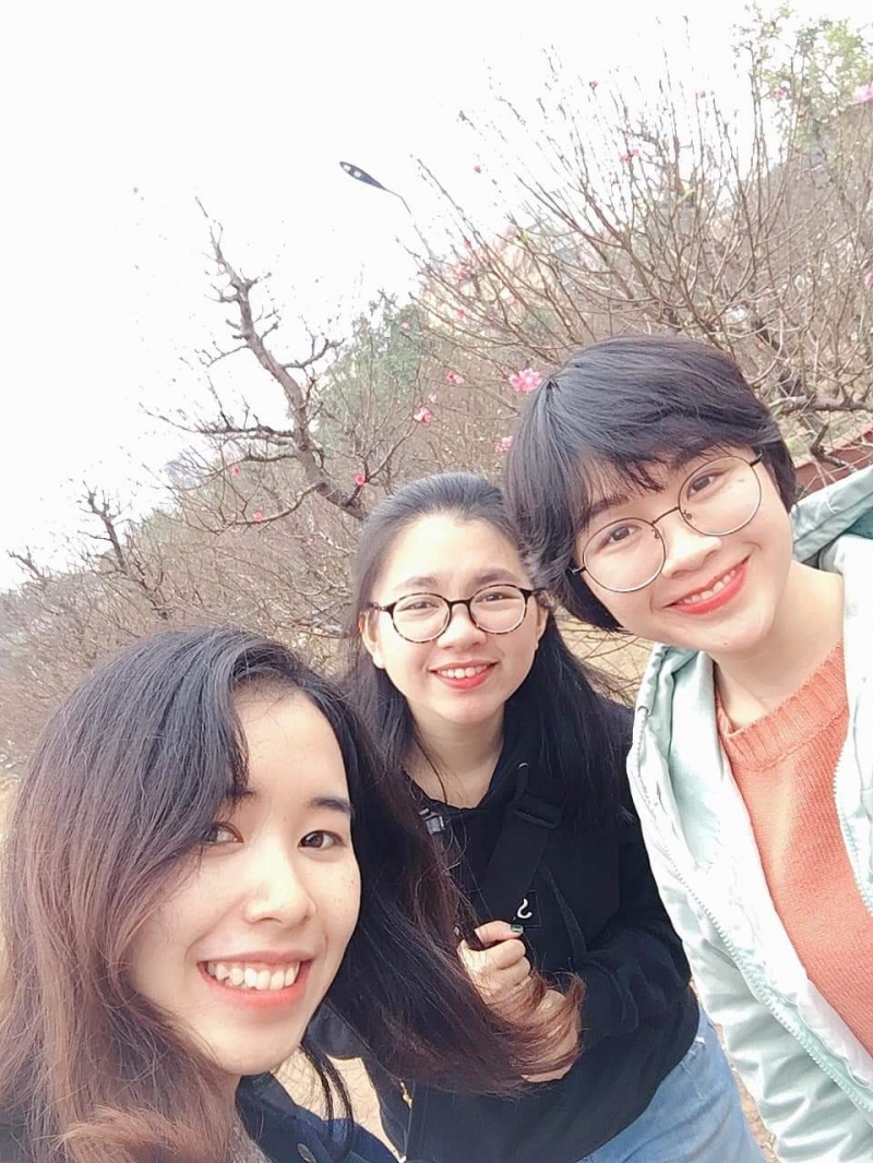 Nhiều bạn trẻ rủ nhau check in vườn đào Nhật Tân dịp gần Tết Nguyên đán