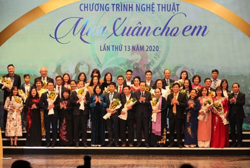 Phó Chủ tịch nước Đặng Thị Ngọc Thịnh, Bộ trưởng Bộ Lao động – Thương binh và Xã hội Đào Ngọc Dung và Giám đốc Quỹ Bảo trợ trẻ em Việt Nam Hoàng Văn Tiến chụp ảnh chung với các nhà tài trợ tại Chương trình