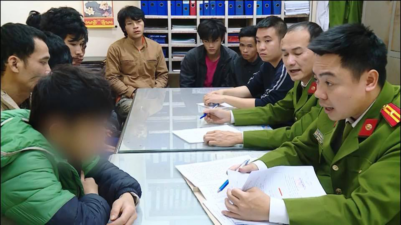 Điều tra viên lấy lời khai của các công nhân liên quan tới việc sử dụng ma túy trong công trường