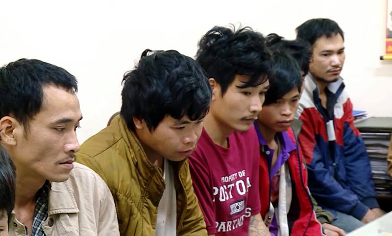Nhiều công nhân bị đưa về trụ sở công an để điều tra, làm rõ việc tổ chức cung cấp và sử dụng ma túy trái phép