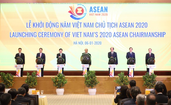 Thủ tướng Nguyễn Xuân Phúc cùng các đại biểu bấm nút khai trương website ASEAN 2020.