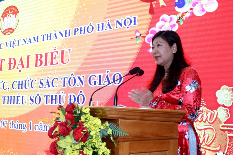 Chủ tịch Ủy ban MTTQ Việt Nam TP Hà Nội Nguyễn Lan Hương phát biểu tại buổi gặp mặt