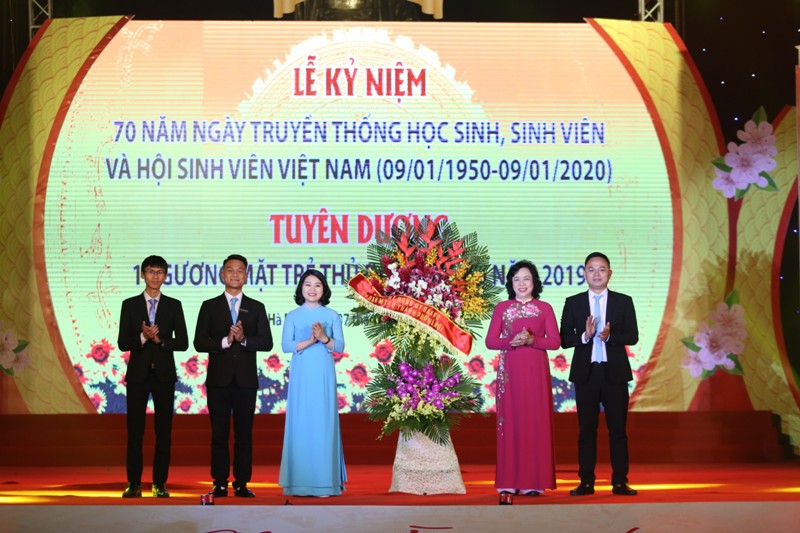 Đồng chí Ngô Thị Thanh Hằng, UVBCH Trung ương Đảng, Phó Bí thư Thường trực Thành uỷ Hà Nội tặng hoa chúc mừng Hội Sinh viên thành phố Hà Nội