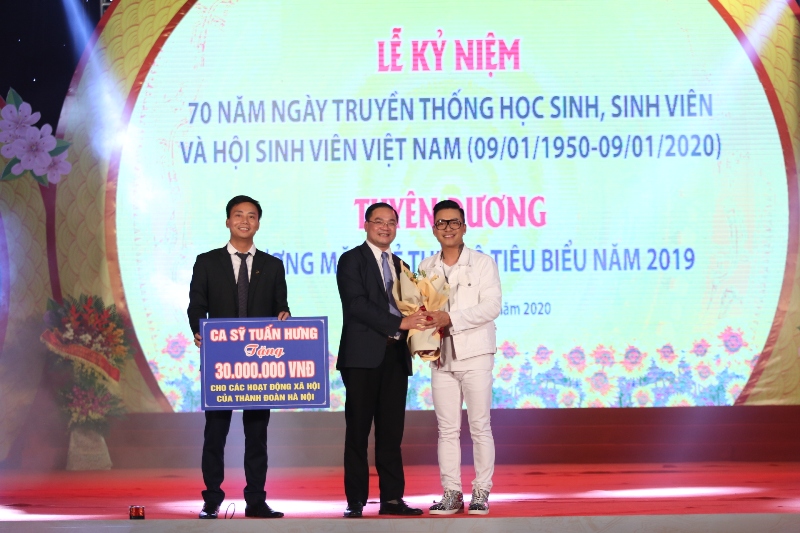 Lãnh đạo Thành đoàn Hà Nội tặng hoa cảm ơn ca sĩ Tuấn Hưng