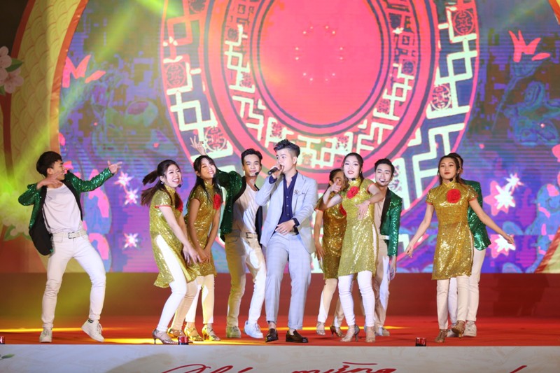Ca sĩ Đinh Mạnh Ninh cùng nhóm múa trong Dạ hội Chào Xuân mới 2020