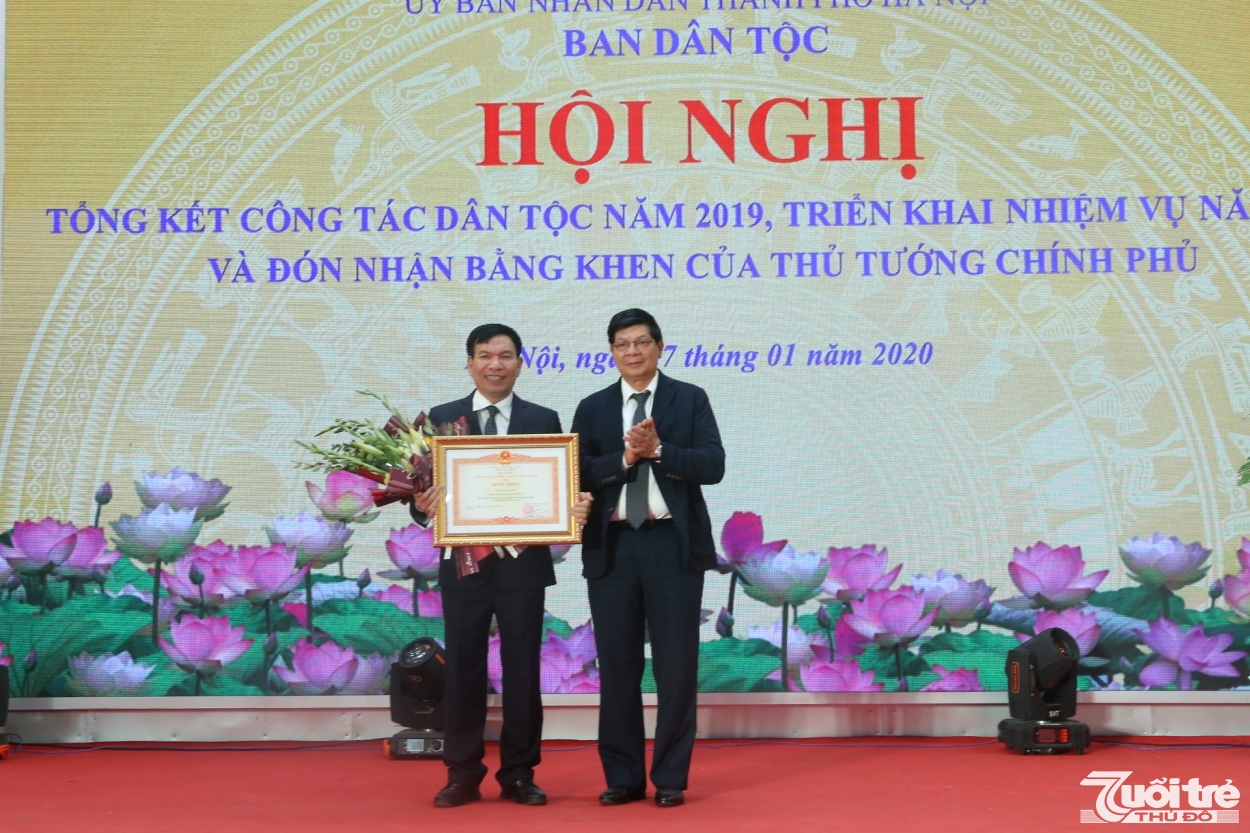 Đồng chí Nguyễn Quốc Hùng, Phó Chủ tịch UBND thành phố Hà Nội trao bằng khen của Thủ tướng Chinh phủ cho cá nhân đồng chí Nguyễn Tất Vinh, Trưởng Ban Dân tộc thành phố Hà Nội