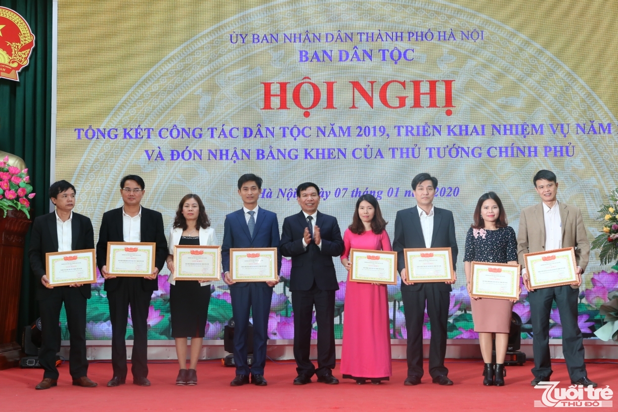 Đồng chí Nguyễn Tất Vinh, Trưởng Ban Dân tộc thành phố Hà Nội trao giấy khen cho những cá nhân có thành tích xuất sắc của Ban Dân tộc