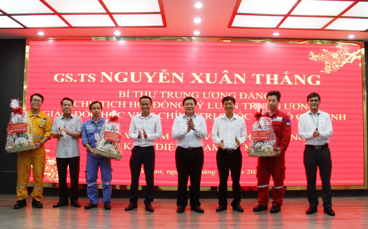 GS.TS Nguyễn Xuân Thắng và đoàn công tác chúc Tết người lao động Khu Công nghiệp Khí – Điện – Đạm Cà Mau