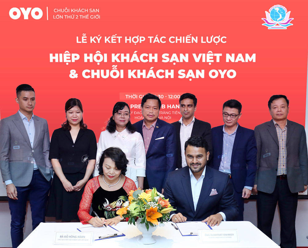 Đại diện Hiệp hội Khách sạn Việt Nam và chuỗi khách sạn OYO thực hiện ký kết hợp tác chiến lược