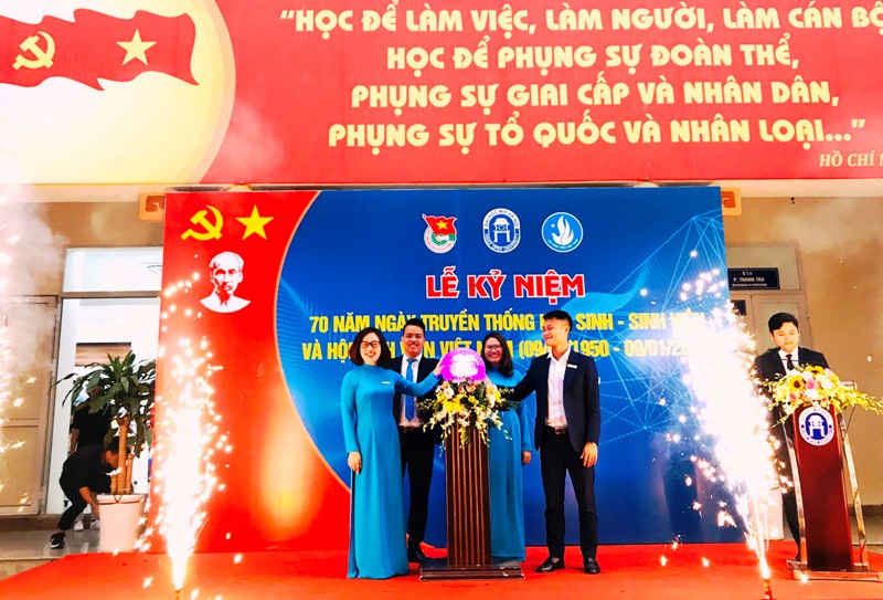 Đại diện lãnh đạo Hội Sinh viên thành phố Hà Nội, trường Đại học Mở Hà Nội nhấn nút mở cơ sở dữ liệu