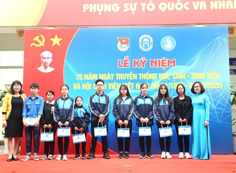 Đại diện lãnh đạo nhà trường trao quà Tết cho sinh viên có hoàn cảnh khó khăn vươn lên đạt kết quả học tập, rèn luyện