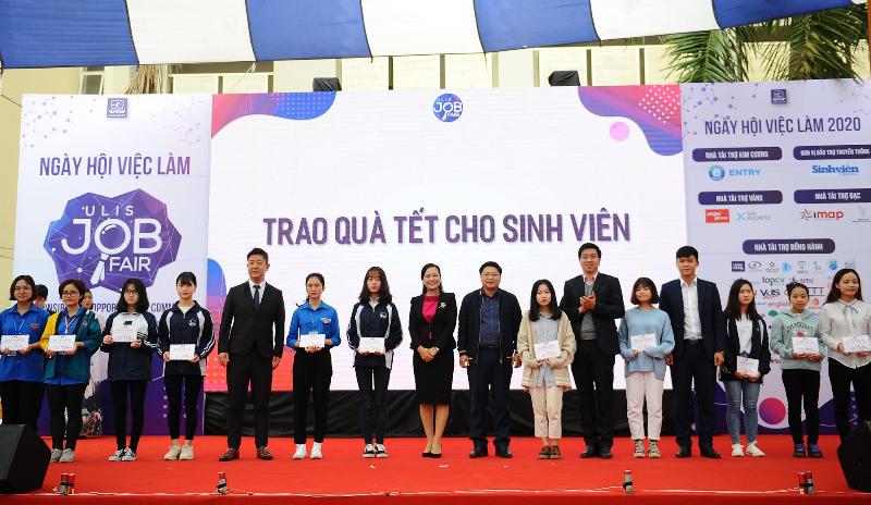 Đại diện lãnh đạo trường Đại học Ngoại ngữ và các đơn vị trao quà Tết tới sinh viên có hoàn cảnh khó khăn