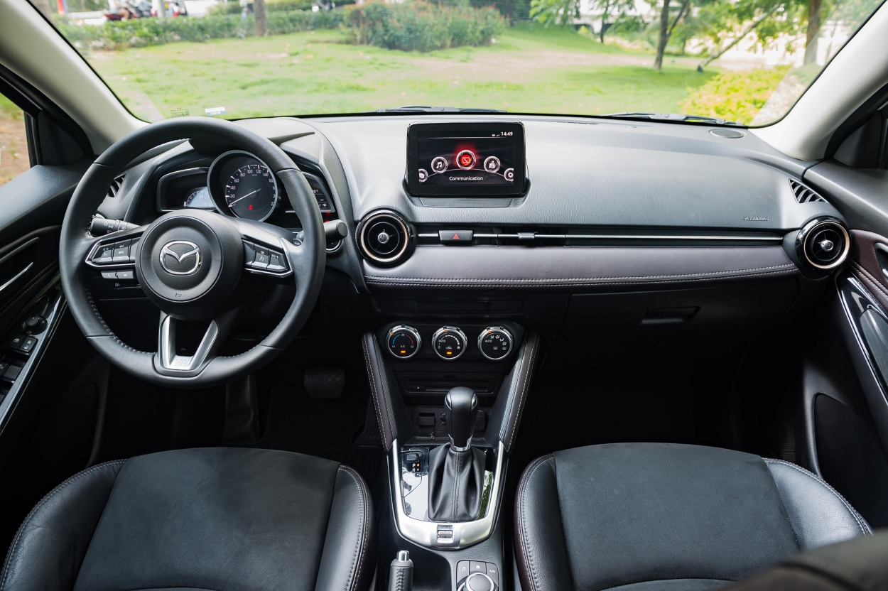 Khoang lái hiện đại với hệ thống Mazda Connect