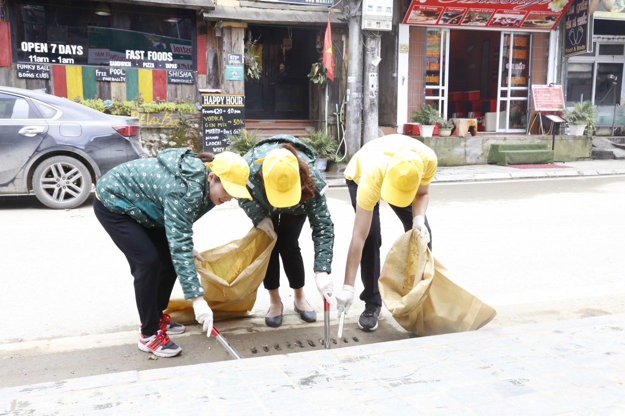 Cán bộ nhân viên Sun Group tham gia nhặt rác tại Sa Pa