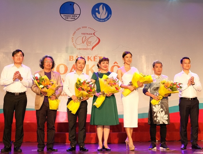 Đại diện lãnh đạo Trung ương Hội Sinh viên Việt Nam và thành phố Đà Nẵng tặng hoa Ban Giám khảo  