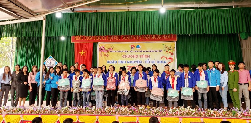 Thanh niên quận Tây Hồ tặng quà học sinh huyện Hữu Lũng