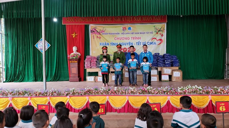 Thanh niên quận Tây Hồ tặng quà tới các em học sinh huyện Hữu Lũng