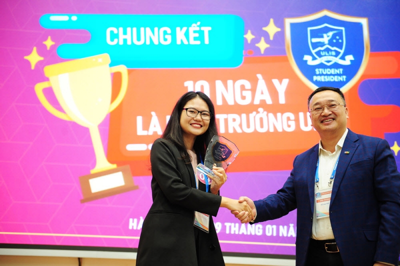 Minh Nguyệt nhận được sự chúc mừng từ Hiệu trưởng trường Đại học Ngoại ngữ