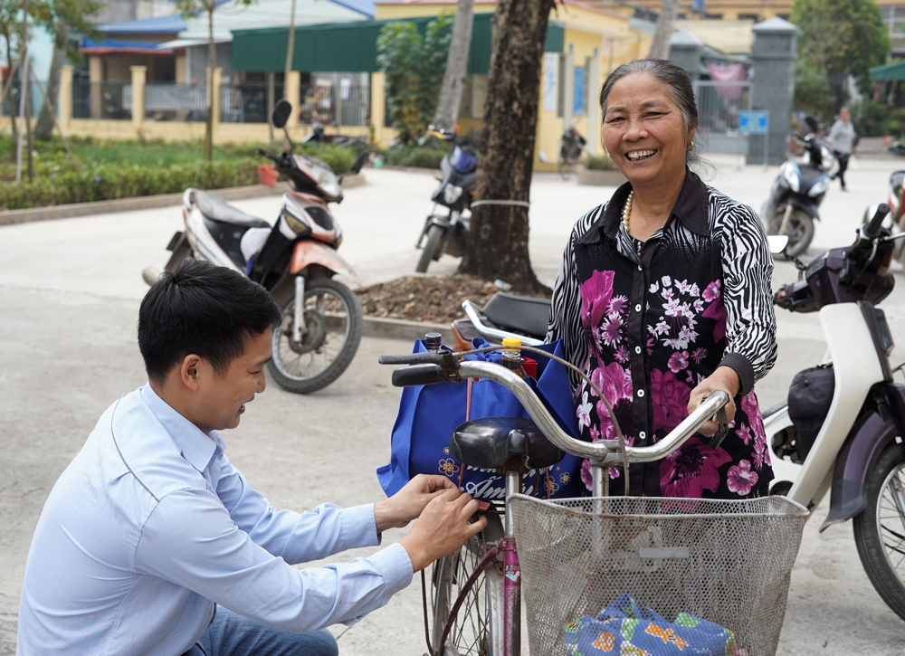 Nhiều người dân cảm thấy rất vui và ấm áp khi nhận được sự quan tâm dịp đầu năm từ HEINEKEN Việt Nam