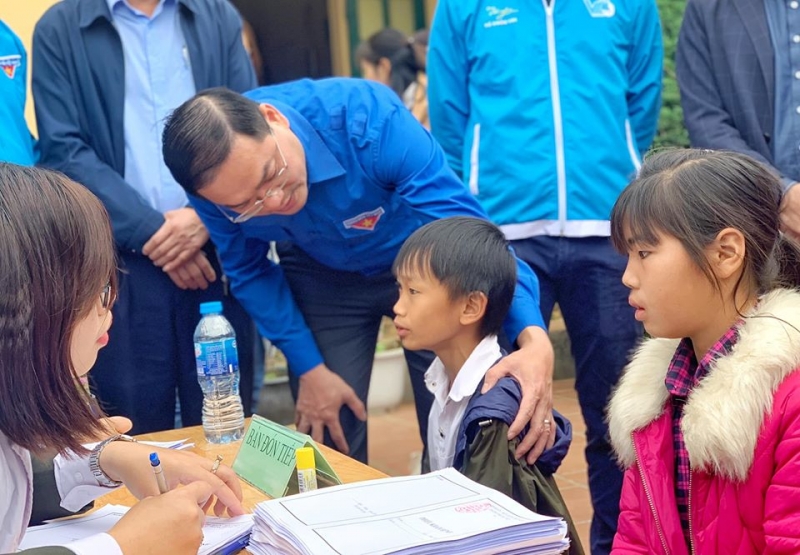 Đồng chí Nguyễn Ngọc Việt, Ủy viên Ban thường vụ Trung ương Đoàn, Thành ủy viên, Bí thư Thành đoàn Hà Nội ân cần thăm hỏi các em thiếu nhi của huyện Mường Khương