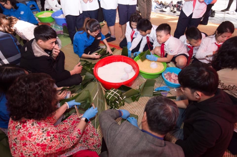 Những chiếc bánh chưng này sẽ được chuyển đến tận tay các em nhỏ ở vùng cao