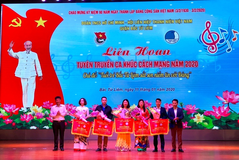 Đại diện lãnh đạo quận Bắc Từ Liêm trao cờ lưu niệm tới các đơn vị tham gia Liên hoan tuyên truyền ca khúc cách mạng