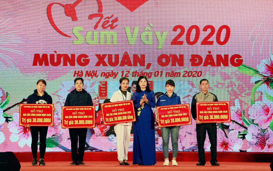 Liên đoàn Lao động thành phố Hà Nội trao tiền hỗ trợ Mái ấm công đoàn cho công nhân lao động Thủ đô.