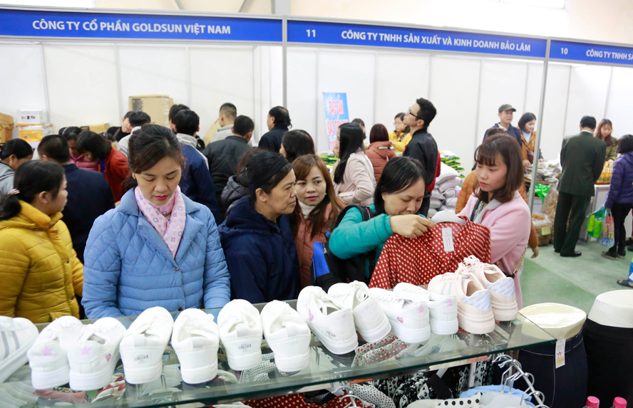 Công nhân lao động Thủ đô mua sắm hàng Tết tại Phiên chợ Tết bán hàng giảm giá phục vụ công nhân viên chức, lao động Thủ đô.