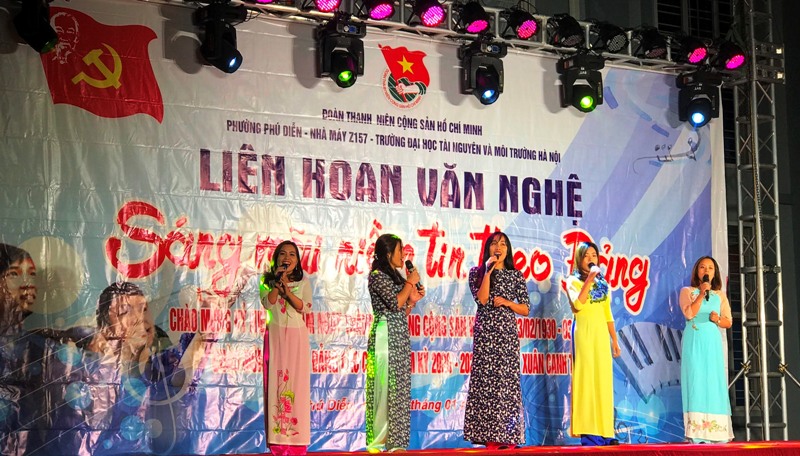 Đoàn viên, thanh niên hát tại Liên hoan văn nghệ