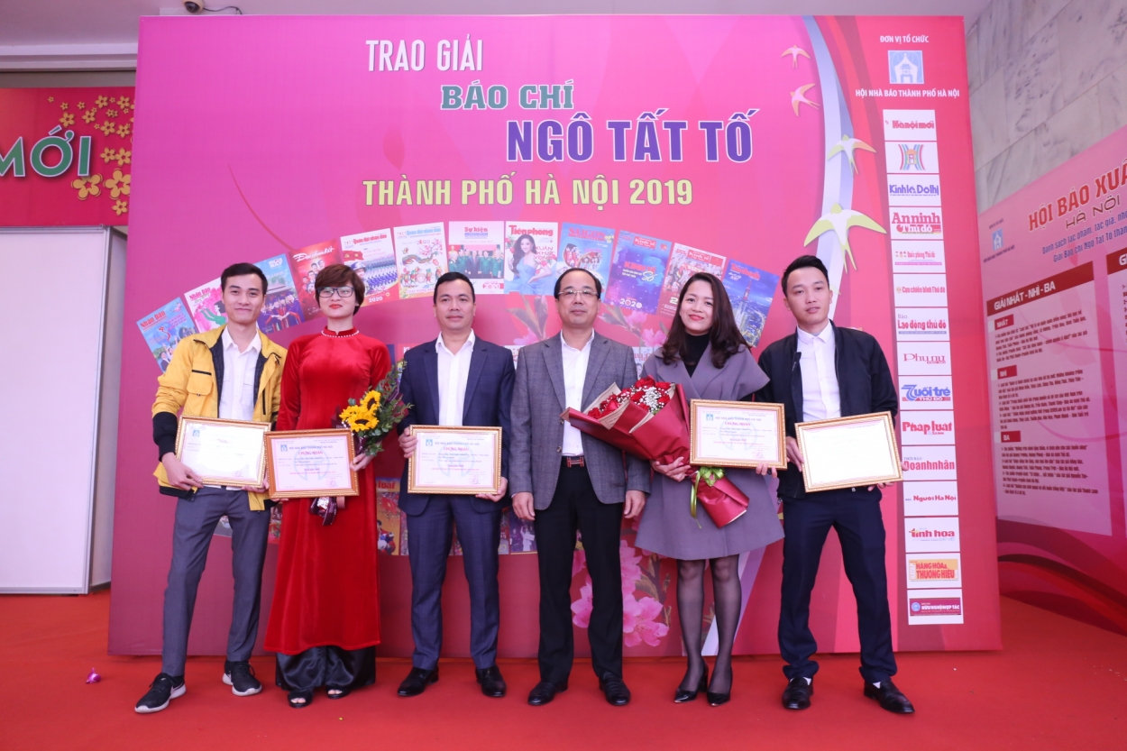 Nhóm tác giả Doãn Hưng, Thùy Linh, Thanh Hòa, Văn Huy, Phạm Mạnh báo Tuổi trẻ Thủ đô đạt giải Nhì với loạt bài: